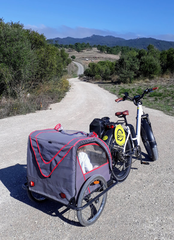 Ebike with child trailer on a track at Quinta do Pisao