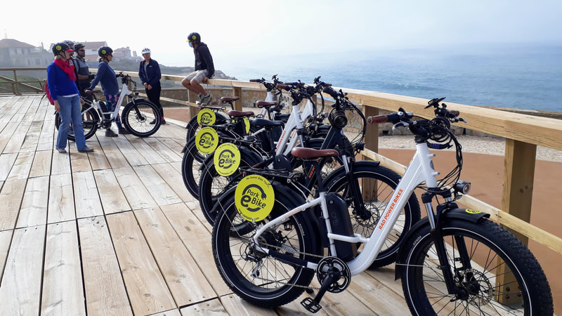 Grupo de amigos da Park-e-Bike ebikes parou perto das Azenhas do Mar em Sintra