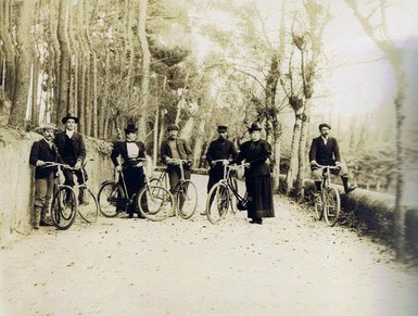 Grupo de amigos em bicicletas em Sintra, cerca de 1880