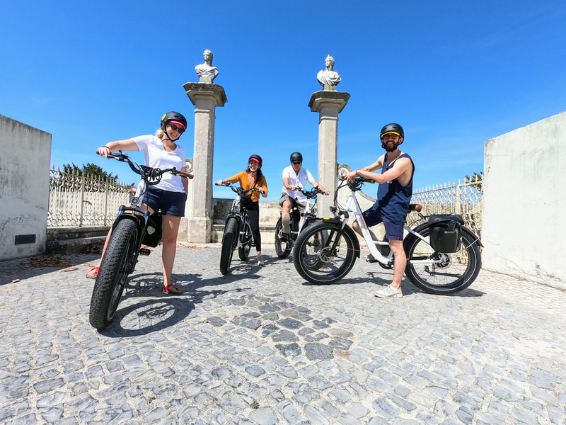 Ciclistas do Park-e-Bike ebike num Palácio em Sintra