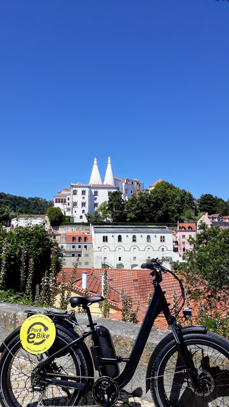 Vista do Palácio Nacional em Sintra com uma mota em primeiro plano