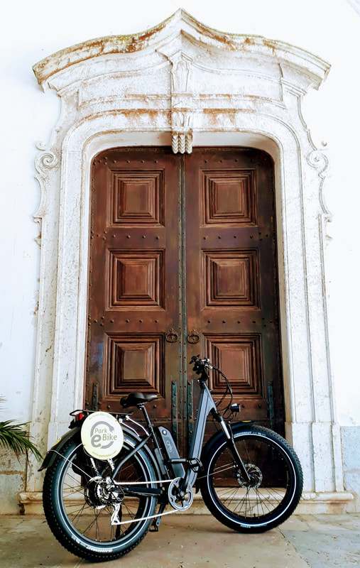Ebike em frente a uma antiga porta de uma igreja em Sintra