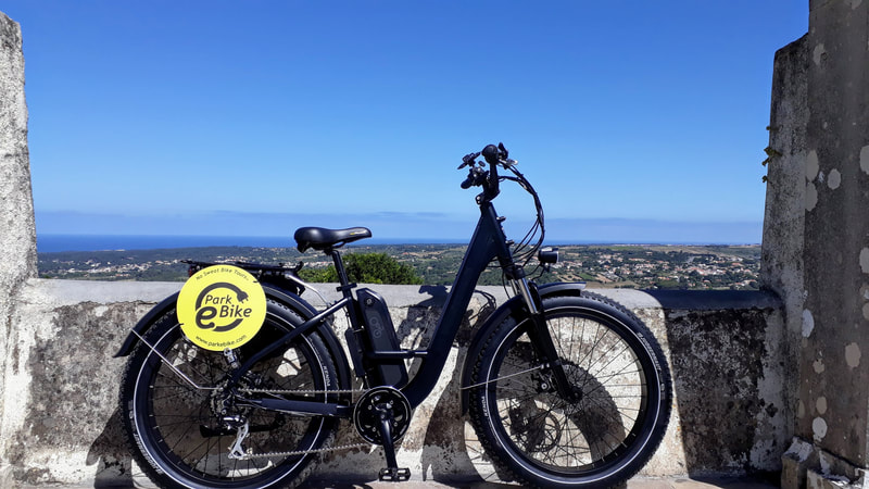 Ebike estacionado com vista para o Oceano Atlântico em Sintra Portugal